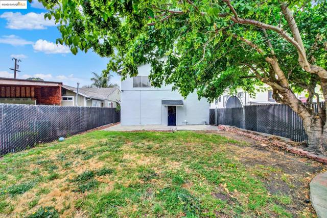 2524 Parker Ave, Oakland CA: https://media.crmls.org/mediaz/6709379d-1d88-4d4c-a7a5-b1a37af8284f.jpg
