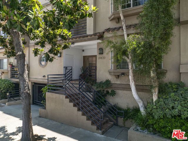 10630 Moorpark Street, North Hollywood CA: https://media.crmls.org/mediaz/67096239-231f-4ec0-a0b7-57842ea60eb0.jpg