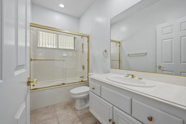 Image 32 of 42 For 78663 Como Court