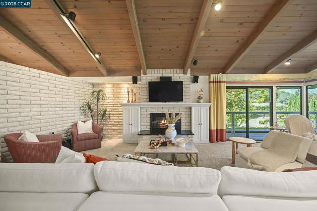 554 Golf Club Road, Pleasant Hill CA: https://media.crmls.org/mediaz/670c0e17-201f-4ddf-919f-3c2f54560771.jpg