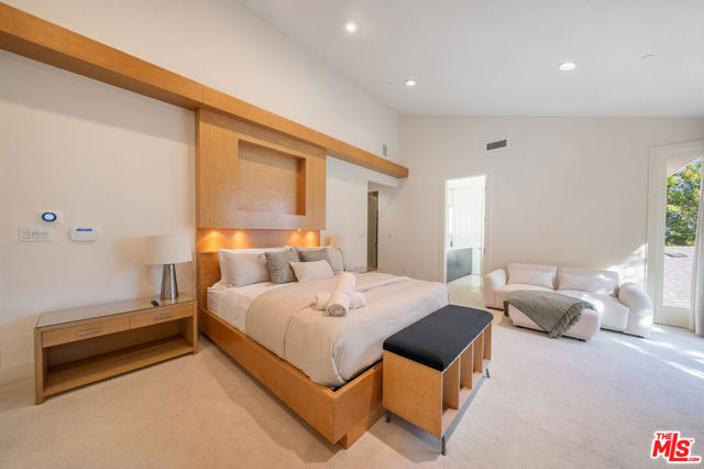 10148 Angelo Circle, Beverly Hills CA: https://media.crmls.org/mediaz/670d912b-ac0f-4363-8cd7-9b29908d4225.jpg