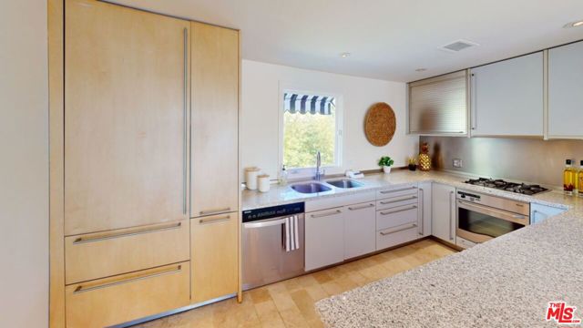 6240 Mulholland Highway, Los Angeles CA: https://media.crmls.org/mediaz/6711d596-e304-4260-9986-72eeeb1948d5.jpg