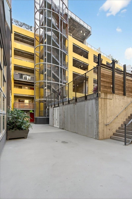 311 Oak St, Oakland CA: https://media.crmls.org/mediaz/67122d06-3133-4267-ac93-e5f6a7dd9141.jpg