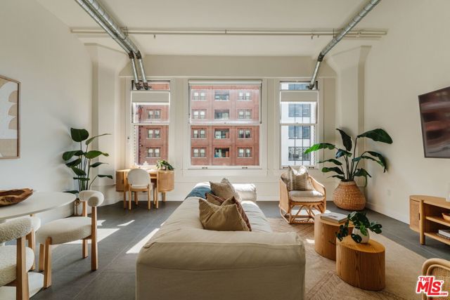 939 S Broadway, Los Angeles CA: https://media.crmls.org/mediaz/67123c79-0eb5-4d09-8c64-e9f0764f9c30.jpg