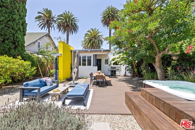 2310 Glencoe Avenue, Venice CA: https://media.crmls.org/mediaz/6712eba4-d0bf-4c71-b141-c8c4bedeafc2.jpg