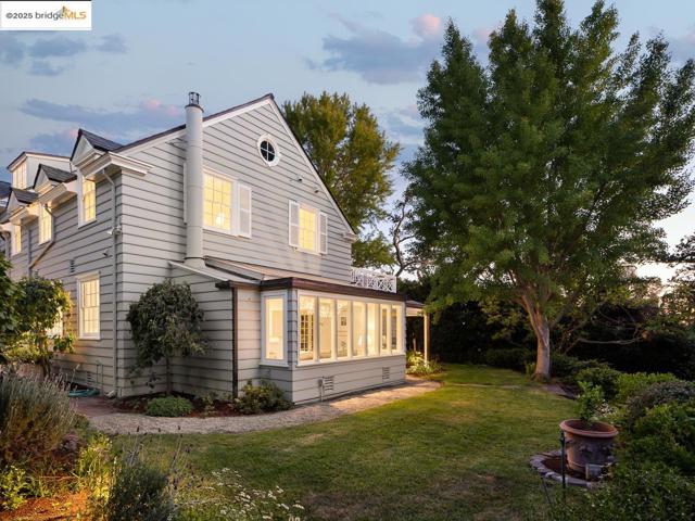 120 Hazel Ln, Piedmont CA: https://media.crmls.org/mediaz/67136e29-5d54-428b-8b54-20e7dc1b6a44.jpg