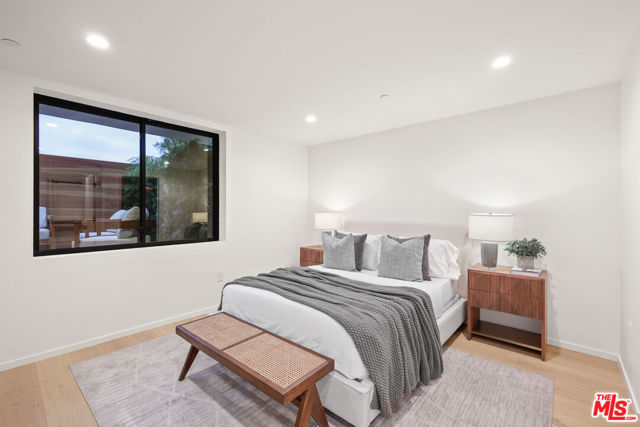 2530 Beverley Avenue, Santa Monica CA: https://media.crmls.org/mediaz/6714f499-2240-4346-96df-97e3231f76a6.jpg