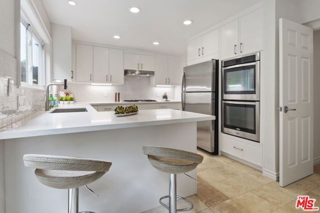 1011 5th Street, Santa Monica CA: https://media.crmls.org/mediaz/6714f668-9193-48ab-942e-ef806e4986e5.jpg