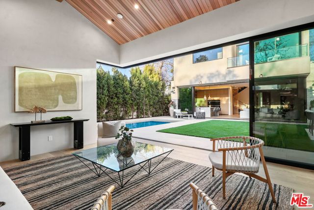 4445 Van Noord Avenue, Studio City CA: https://media.crmls.org/mediaz/6715cb0a-96c0-4ebb-b8fa-296b607dd008.jpg