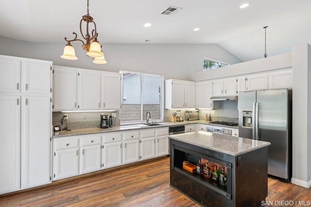 24641 Lincoln AVE, Murrieta CA: https://media.crmls.org/mediaz/6715d0c7-7952-46e7-ad2e-65ed32448920.jpg
