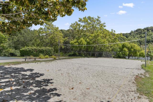 7710 Canyon Meadow Cir, Pleasanton CA: https://media.crmls.org/mediaz/6715e66d-f820-46b1-aa51-138227348668.jpg