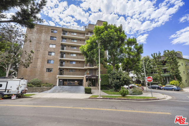 10966 Rochester Avenue, Los Angeles CA: https://media.crmls.org/mediaz/6716faab-77f1-4f79-a4fd-fec5a2b50c85.jpg