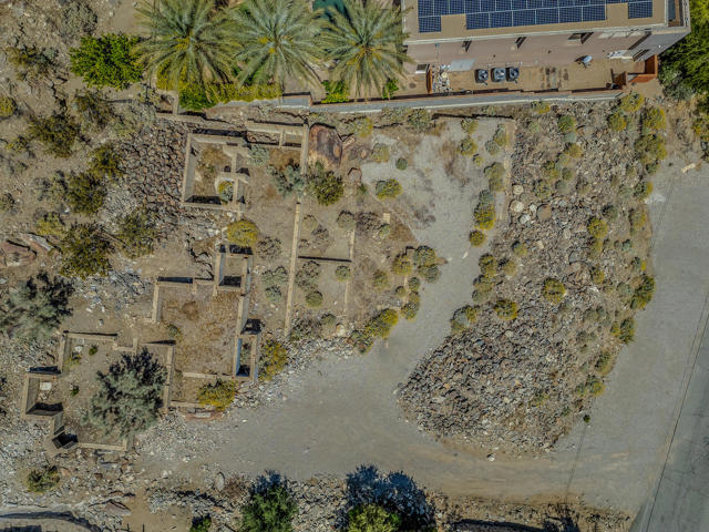 1821 Crestview Drive, Palm Springs CA: https://media.crmls.org/mediaz/67174794-05a0-4e5a-a463-9287f4f2eb90.jpg