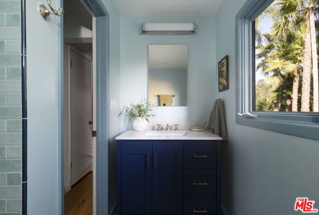 5692 Holly Oak Drive, Los Angeles CA: https://media.crmls.org/mediaz/67179a07-5f4f-47b5-9d6a-ffe01c557d4d.jpg