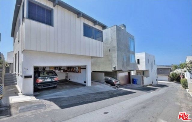 127 16th Street, Manhattan Beach CA: https://media.crmls.org/mediaz/6717d578-56a6-4ba4-ad06-b920d524fcd3.jpg