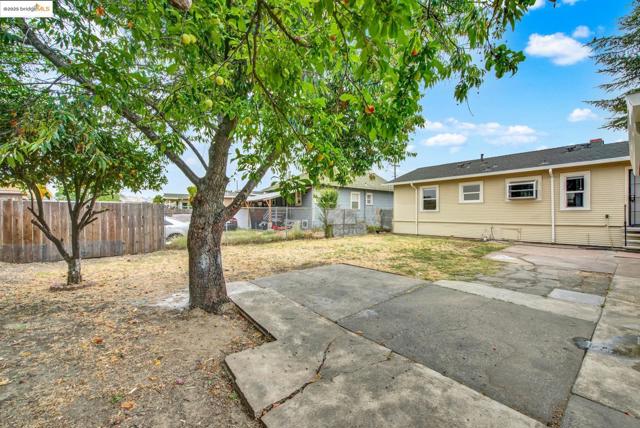 1009 106Th Ave, Oakland CA: https://media.crmls.org/mediaz/6718726d-6f75-43c7-af37-0f3d785fd725.jpg