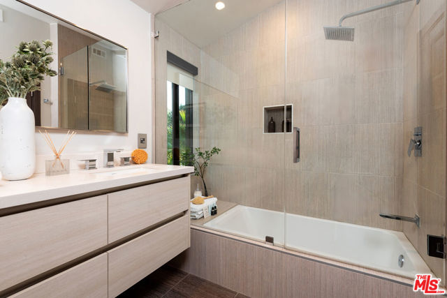 4338 Gayle Drive, Tarzana CA: https://media.crmls.org/mediaz/67189132-4c39-4c4b-b5f8-b8c8b70f8ed2.jpg