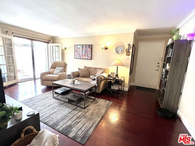 525 N Sycamore Avenue, Los Angeles CA: https://media.crmls.org/mediaz/6718d3d6-6ae4-4883-bd25-211821d59dea.jpg