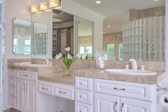 7111 Los Coyotes Place, Camarillo CA: https://media.crmls.org/mediaz/6718dd90-2eaa-446b-8eef-578802382ded.jpg