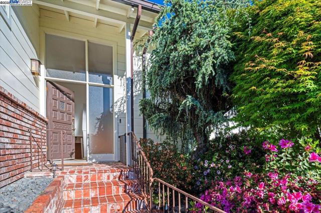 3554 Arcadian Ct, Castro Valley CA: https://media.crmls.org/mediaz/671a4486-a126-4da8-b201-58661fc4ad33.jpg