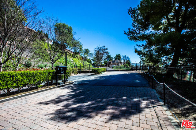 121 Navajo Lane, Topanga CA: https://media.crmls.org/mediaz/671a657e-ec2d-463f-9487-9cc435d3278d.jpg