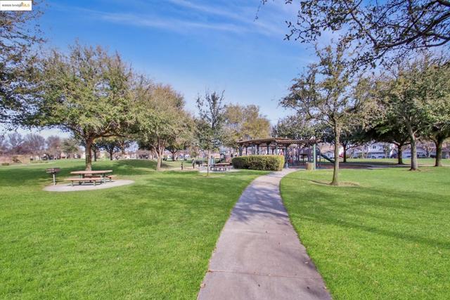 3050 Browning Ct, Brentwood CA: https://media.crmls.org/mediaz/671aced1-a96e-417d-9870-4c6424f65c70.jpg