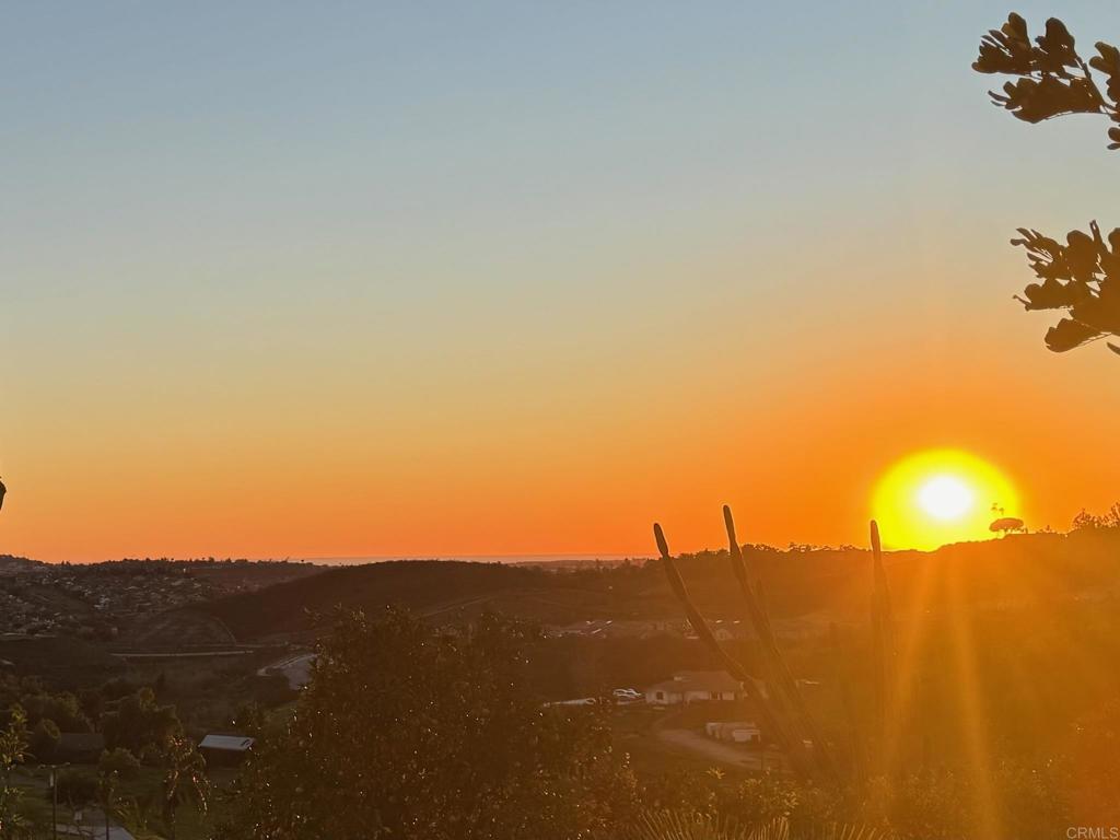 https://media.crmls.org/mediaz/671c01f3-ff49-4118-a033-ca3cfe202c63.jpg?preset=X-Large