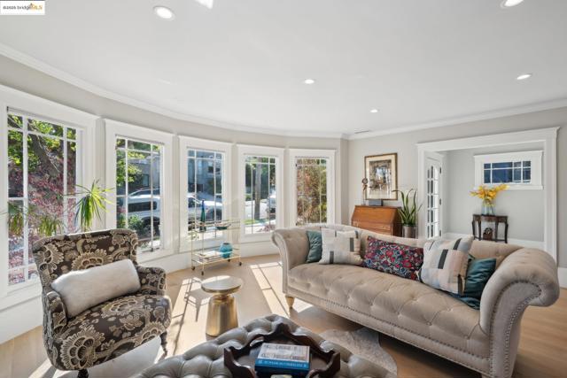 946 Alma Pl, Oakland CA: https://media.crmls.org/mediaz/671ca7dc-a5b5-4e87-a09f-e2391c5838f8.jpg