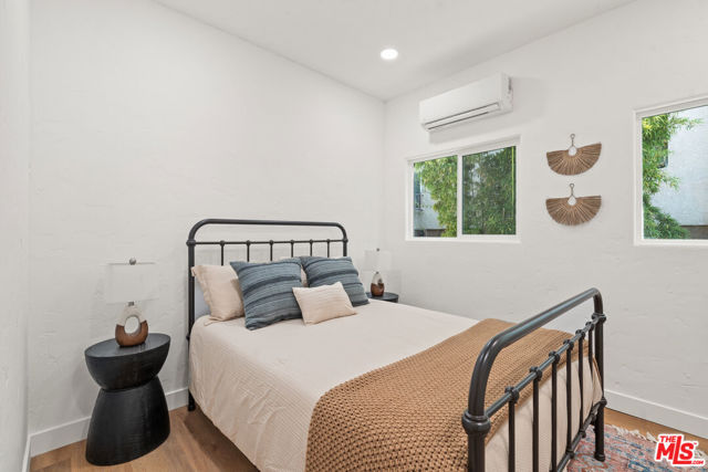 509 1/2 N Hobart Boulevard, Los Angeles CA: https://media.crmls.org/mediaz/671cc1bf-8be9-420a-ab38-97d396f0851b.jpg