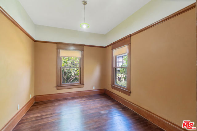 1049 Elden Avenue, Los Angeles CA: https://media.crmls.org/mediaz/671f3055-801b-427b-b9a1-0b06fc712abf.jpg