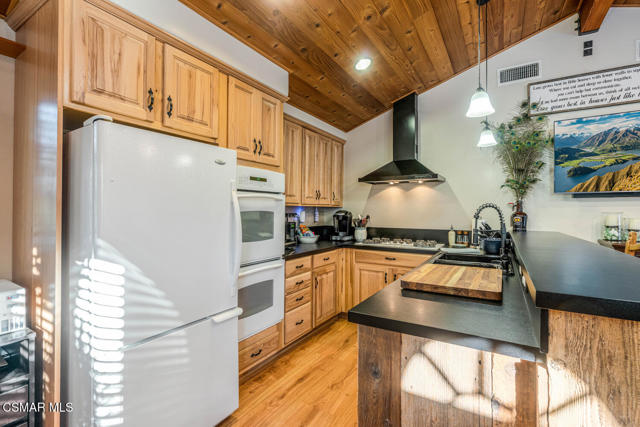 1088 Alta Vista Road, Simi Valley CA: https://media.crmls.org/mediaz/671fc82e-ebc1-4462-98d7-66b6d4818621.jpg