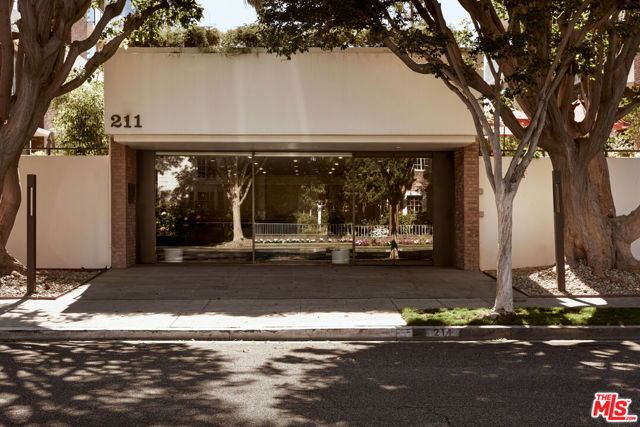 211 S Spalding Drive, Beverly Hills CA: https://media.crmls.org/mediaz/67228b7d-54af-479b-88a5-1892bc7288a6.jpg