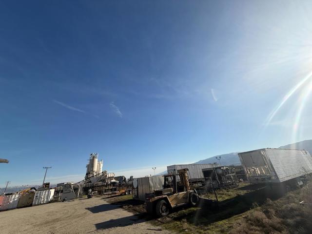1347 Harkins Road, Salinas CA: https://media.crmls.org/mediaz/6722e068-cb0c-47af-b8c4-d56cbe4bea6b.jpg