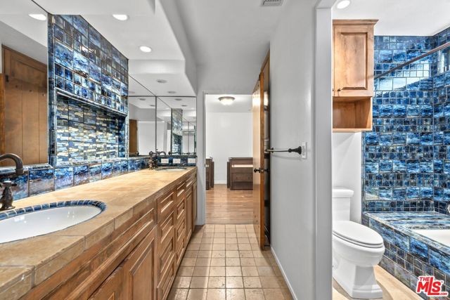1017 S Gretna Green Way, Los Angeles CA: https://media.crmls.org/mediaz/6723d8b7-dd8d-4239-a203-eee7852d0dd4.jpg