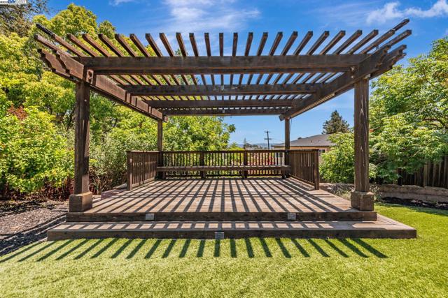 2578 Ridge Crest Ct., Castro Valley CA: https://media.crmls.org/mediaz/6724001c-5213-4cd2-964c-a39b87fe6ab8.jpg