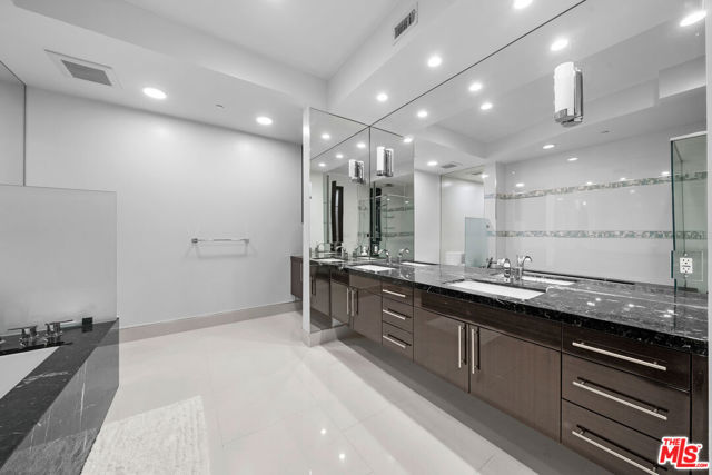 1318 Roxbury Drive, Los Angeles CA: https://media.crmls.org/mediaz/67246cb5-41ef-4400-9fbb-85e9b06024d9.jpg