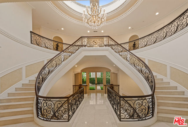 1455 Robmar Drive, Beverly Hills CA: https://media.crmls.org/mediaz/6724adf1-fb62-4e5d-9cb6-18a760def6a6.jpg