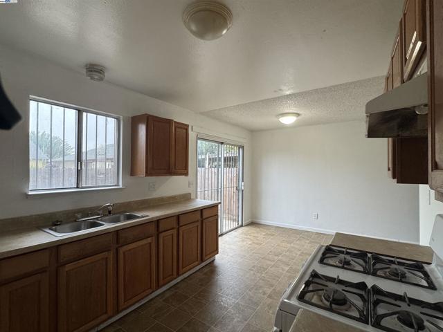 3338 Zamora Way, Stockton CA: https://media.crmls.org/mediaz/6724beba-cd1d-4457-ab16-bf9cbff7d952.jpg