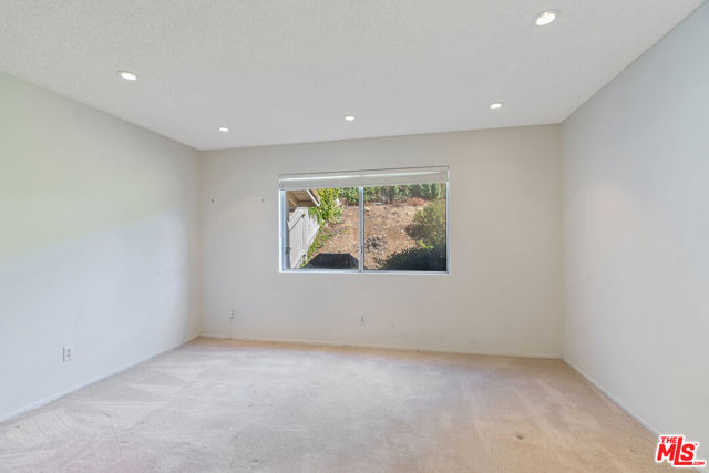 1943 Stonesgate Street, Westlake Village CA: https://media.crmls.org/mediaz/6725c7d2-bf10-48a1-919d-6f72ba6ff290.jpg