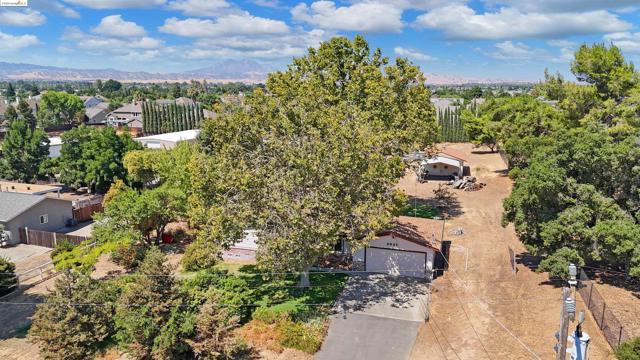 2921 Anderson Ln, Brentwood CA: https://media.crmls.org/mediaz/6725d446-7e68-45c5-b244-562cd590b60b.jpg