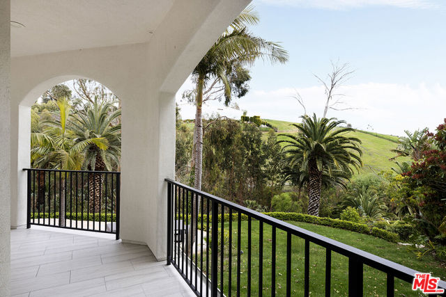 28902 Verde Mesa Lane, Malibu CA: https://media.crmls.org/mediaz/672644cc-a5a7-44d2-9692-18e695da991d.jpg