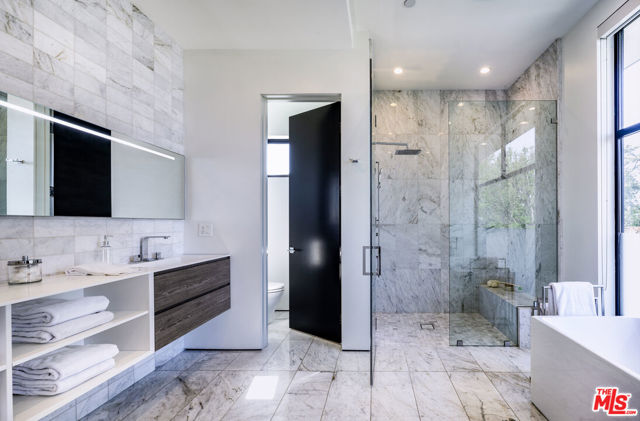 8356 W 4th Street, Los Angeles CA: https://media.crmls.org/mediaz/6729d739-13cc-4803-964d-65cf78ebb84d.jpg