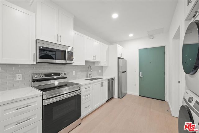 3977 Beverly Boulevard, Los Angeles CA: https://media.crmls.org/mediaz/672a4237-48ad-43ca-b1fb-9b4f70b3beeb.jpg