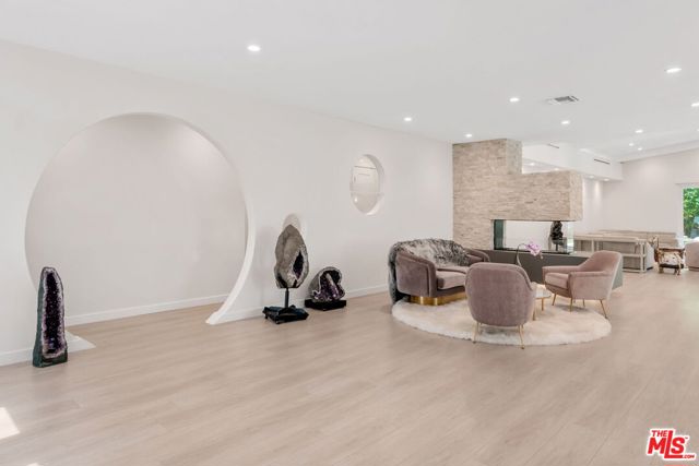 12763 Kling Street, Studio City CA: https://media.crmls.org/mediaz/672a8aca-f1ae-4d3c-ab00-959fb025b056.jpg
