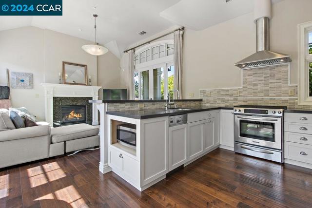 8 Julianna Court, Moraga CA: https://media.crmls.org/mediaz/672b18a2-d7d3-478d-b6f4-7ac40fe3fb64.jpg