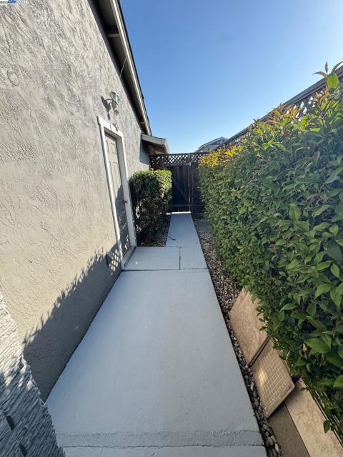 34288 Torrington Pl, Fremont CA: https://media.crmls.org/mediaz/672b655d-222c-4bb1-a641-5b70b5083159.jpg