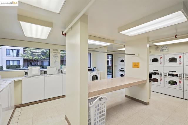 7 Commodore DR, Emeryville CA: https://media.crmls.org/mediaz/672ba5fd-3c9a-4e95-8041-49993012b066.jpg