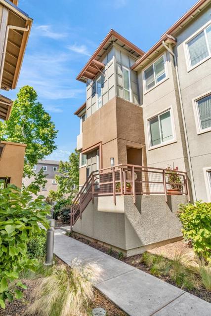 528 Odyssey Lane, Milpitas CA: https://media.crmls.org/mediaz/672befe0-9ecb-4046-b14c-0d72236dd1d6.jpg