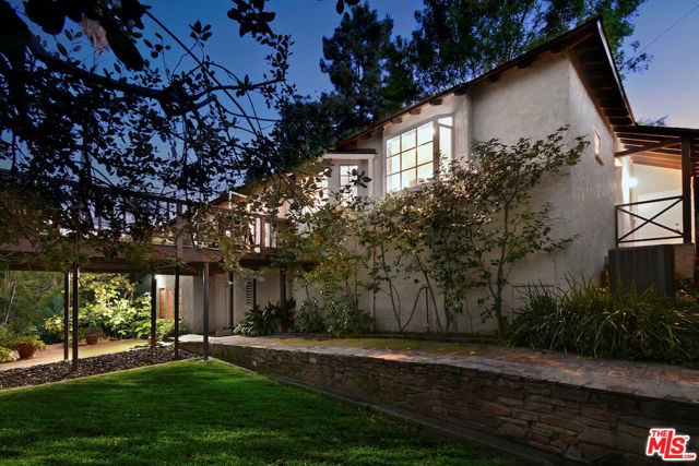 15213 Del Gado Drive, Sherman Oaks CA: https://media.crmls.org/mediaz/672c0d55-f3cb-44ac-b6cd-2c7107b9147c.jpg