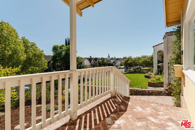 5421 Stratford Road, Los Angeles CA: https://media.crmls.org/mediaz/672c4314-4aab-4de2-8a51-3a32475467a8.jpg